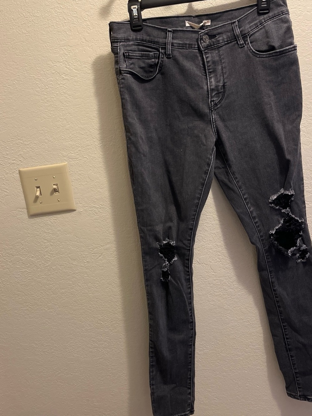 Levi Strauss Women's Black Distressed Skinny Jeans
Size 31